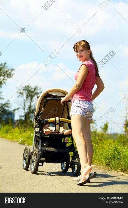 Женщина с коляской