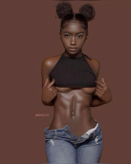 Темнокожая девушка