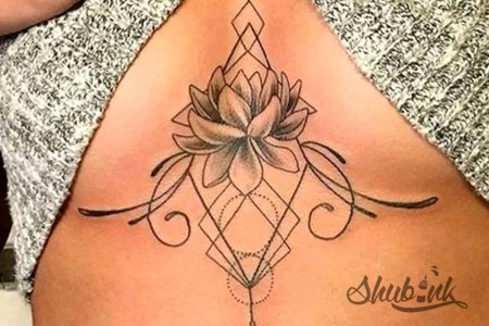 Тату между грудиной у девушек