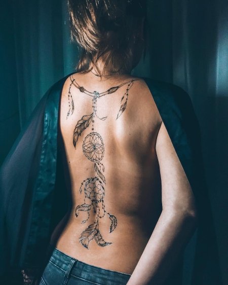Женская тату на спине