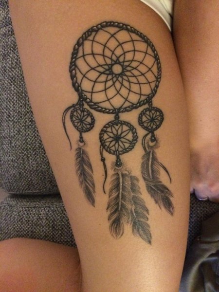 Тату ловец снов на бедре