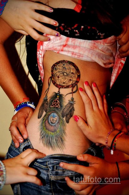 Тату ловец снов на боку