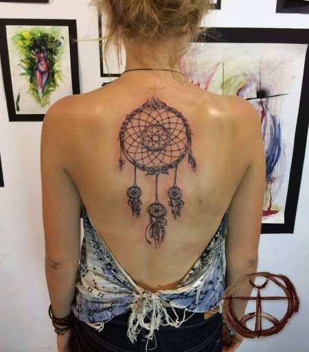 Тату ловец снов для девушек на спине