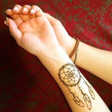 Тату ловец снов для девушек на руке