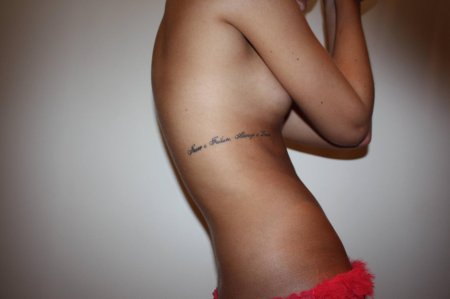 Тату на ребрах для девушек надписи
