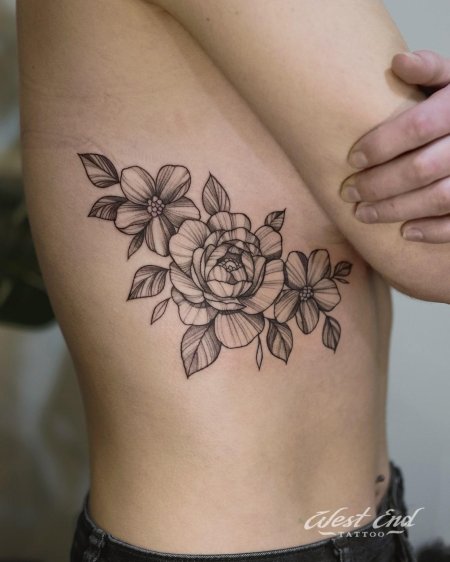 Женские тату на ребрах