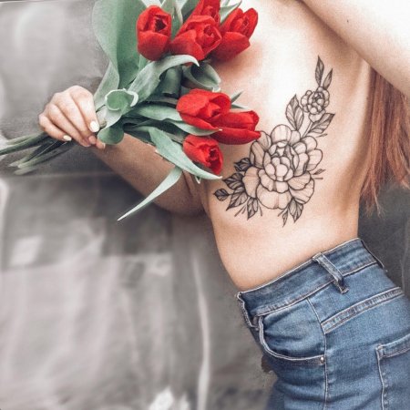 Тату на боку у девушек