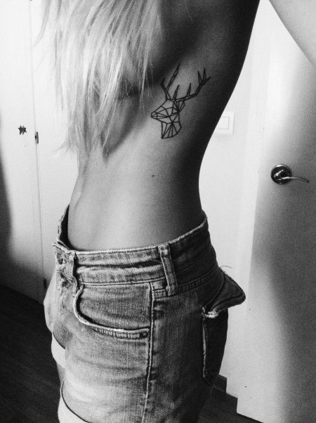 Татуировка на рёбрах для девушек