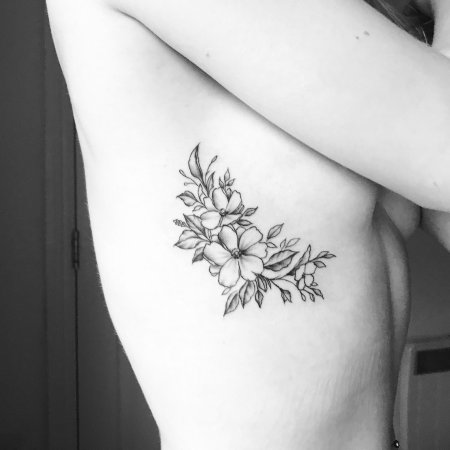 Тату под грудью