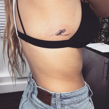 Тату под ребром у девушек