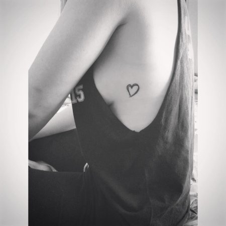 Татуировка под сердцем у девушки