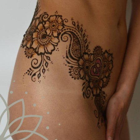 Мехенди на животе