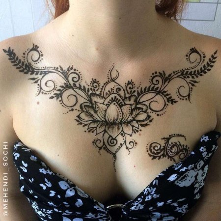 Мехенди на груди