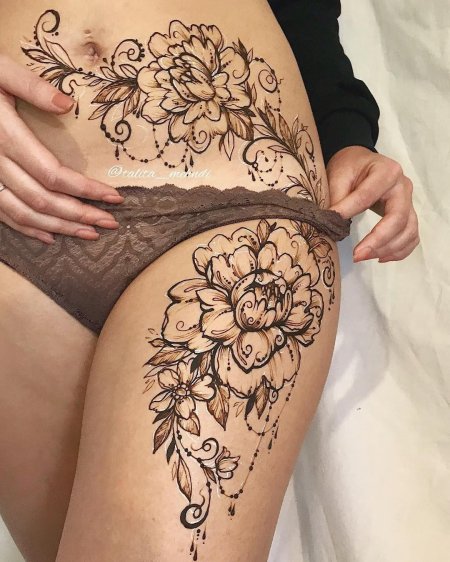 Тату на бедра