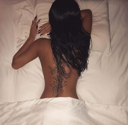 Брюнетка с тату