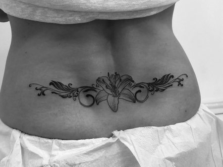Татуировки для девушек на пояснице