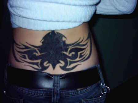 Татуировка на пояснице трайбл