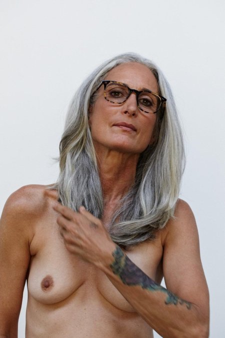 Голые женщины с седыми волосами