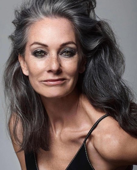 Женщина с седыми волосами