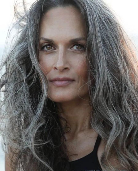 Девушка с седыми волосами