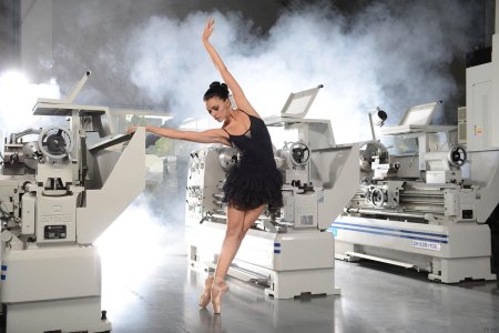 Девушки на заводе у станка