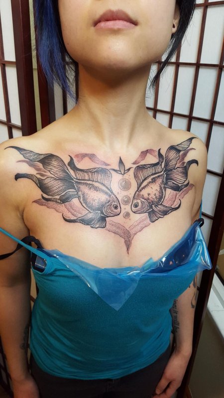 Наколки на женской груди