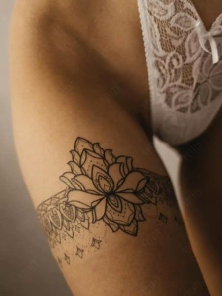 Тату для девушек на бедре