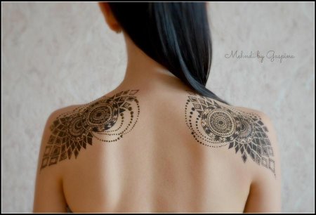 Мехенди на спине
