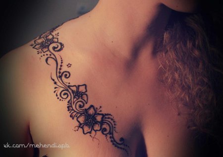 Мехенди на груди