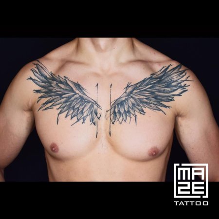 Крылья на груди тату