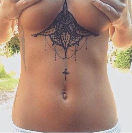 Под грудью тату