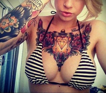 Девушка с татуировками