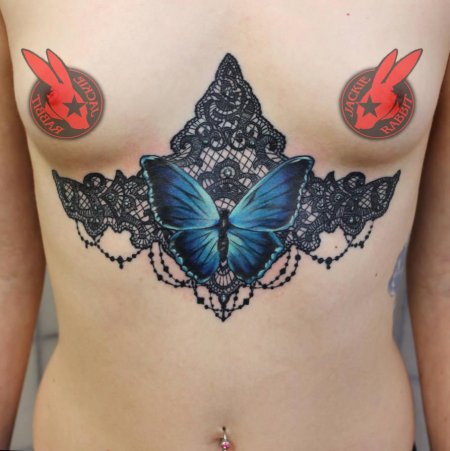 Бабочка на груди тату