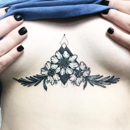 Тату под грудь