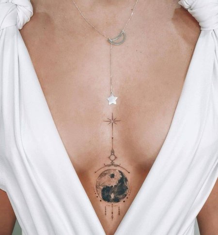 Тату между грудиной у девушек
