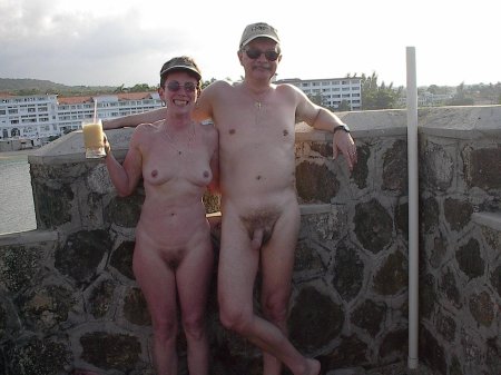 Голая семейная пара