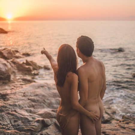 Пара на берегу моря