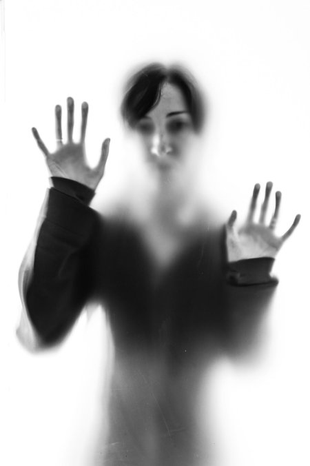 Люди за стеклом