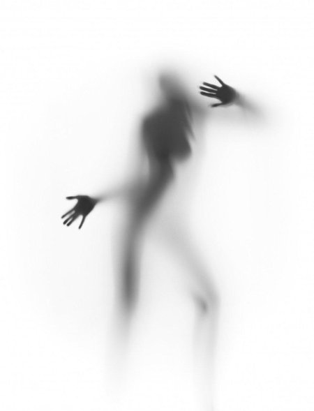 Силуэт за стеклом