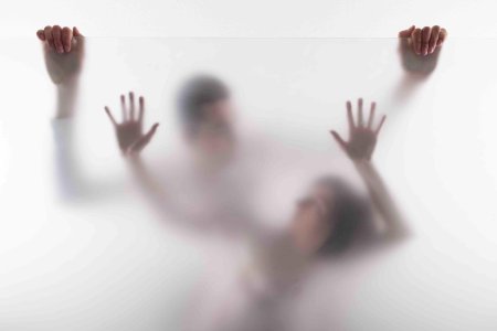 Девушка за стеклом