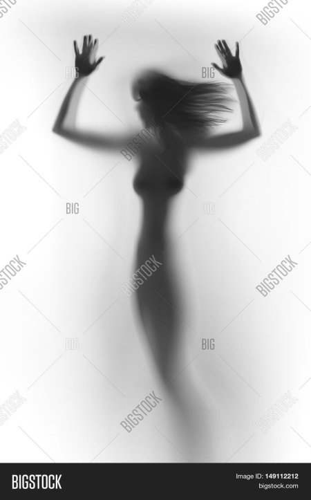 Силуэт голой девушки