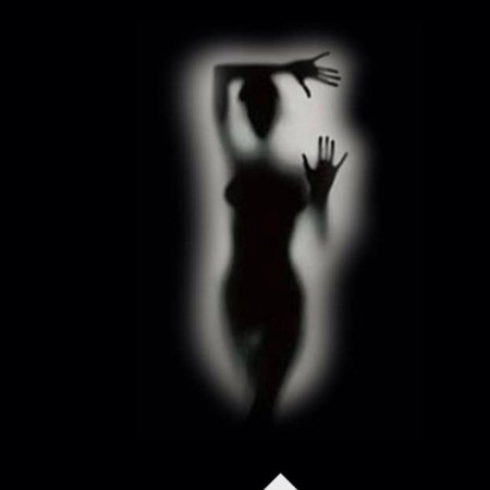 Женский силуэт в темноте