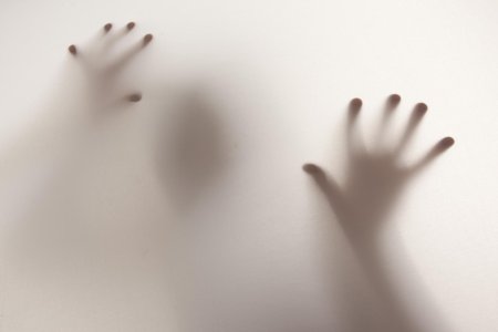 Руки за стеклом