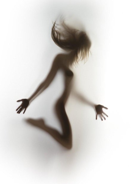 Силуэт обнаженной девушки