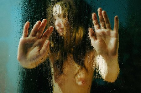 В душе девушка