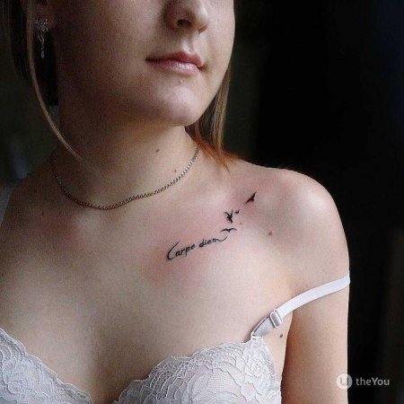 Татуировка на ключице для девушек