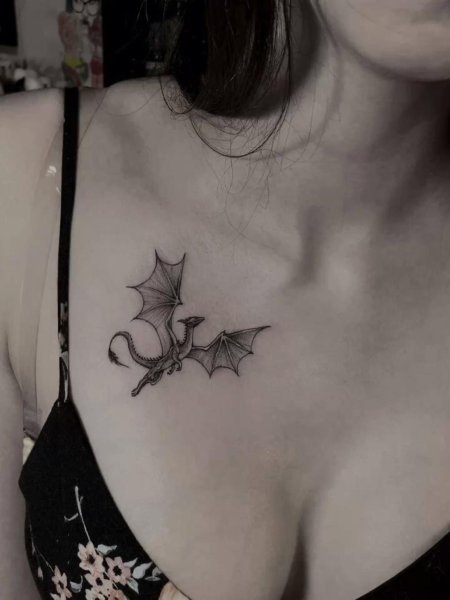 Тату дракона на ключице для девушек