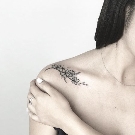 Тату на плече женские маленькие