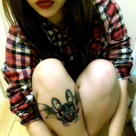 Девушка с татуировками