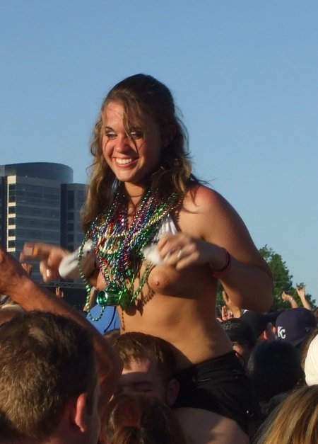 Показ сисек